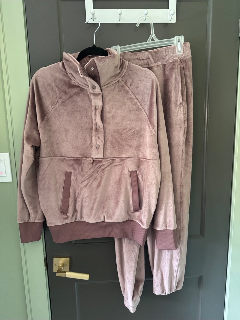 Yogalicious Plush Pullover & Joggers Set - Sz M - Double Butter